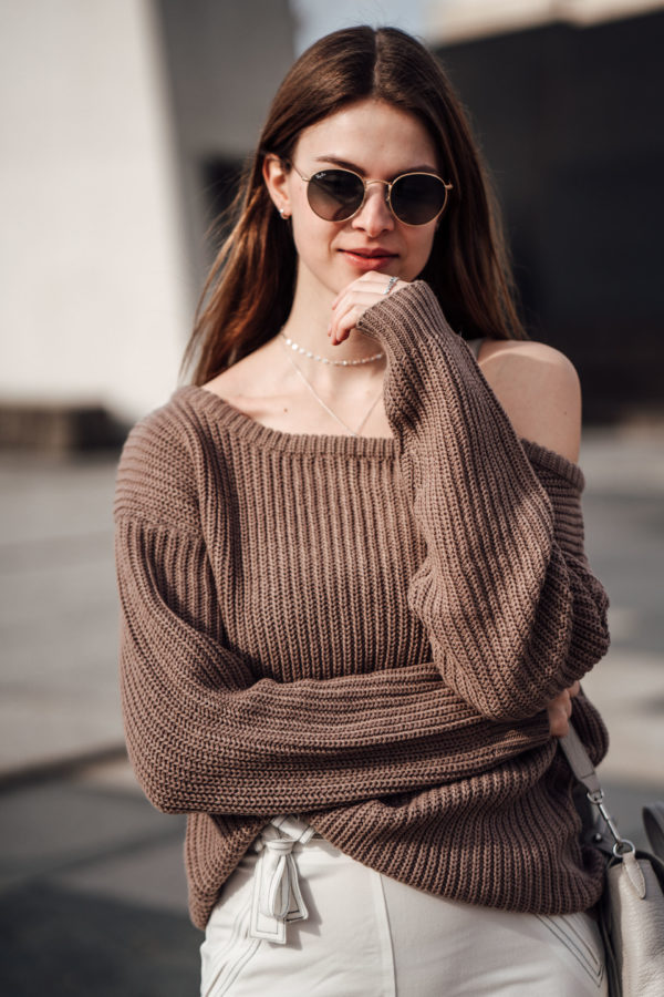 Spring Outfit: white pants and one shoulder sweater || Fashionblog Berlin