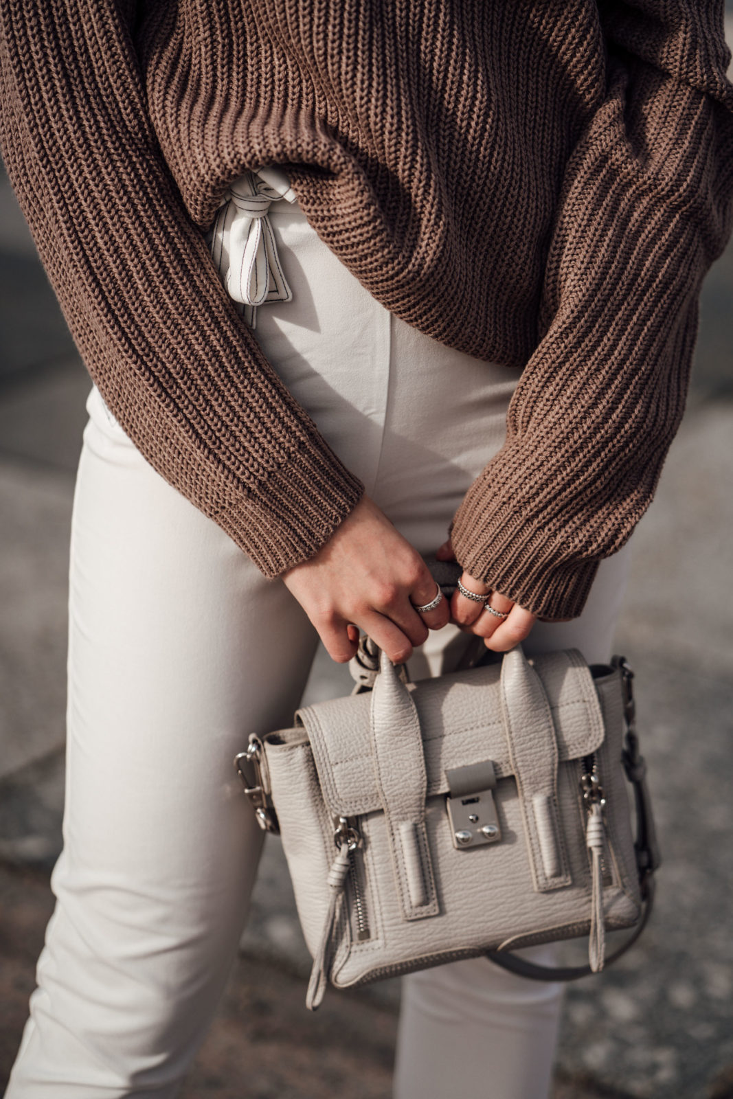 Spring Outfit: white pants and one shoulder sweater || Fashionblog Berlin