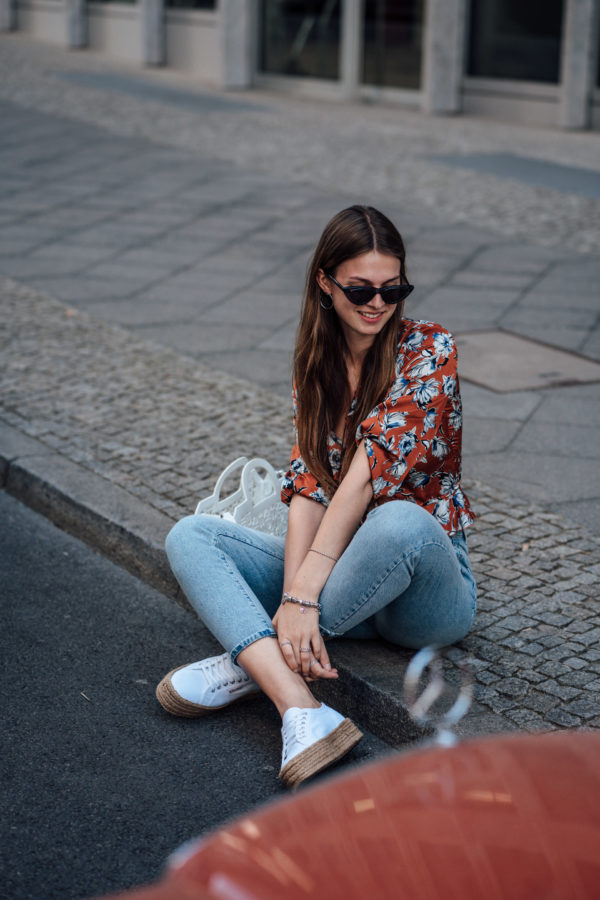 Summer Outfit: Plateau Sneakers and Flower Blouse || Fashionblog Berlin