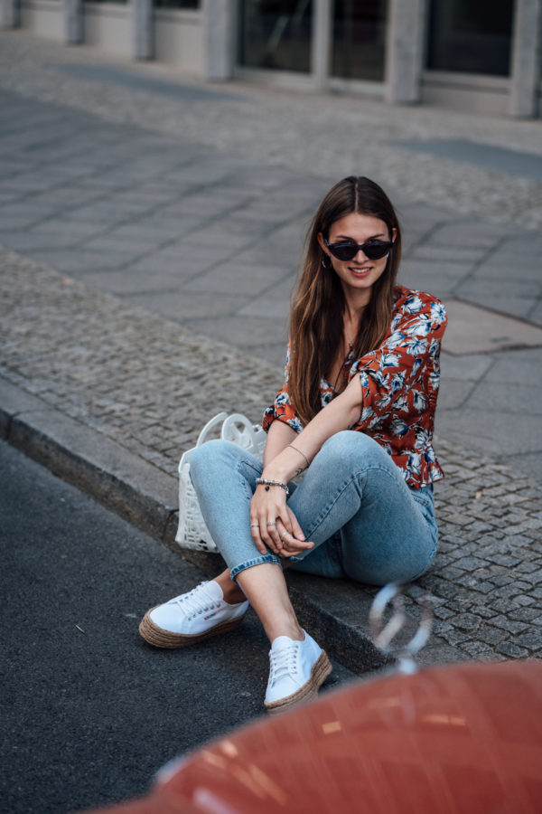 Summer Outfit: Plateau Sneakers and Flower Blouse || Fashionblog Berlin