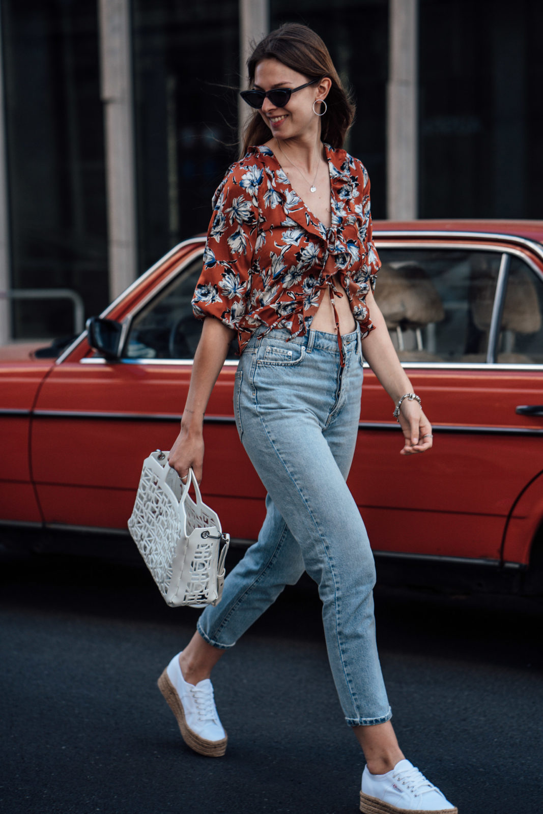 Summer Outfit: Plateau Sneakers and Flower Blouse || Fashionblog Berlin