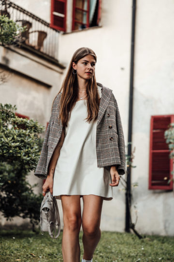 Travel Outfit: white dress, plaid blazer and white platform sneakers