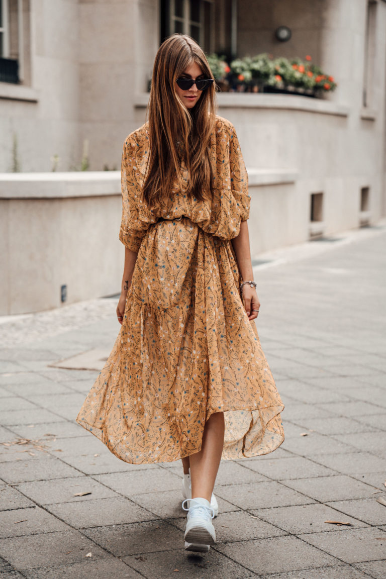 Fashion Week Outfit: yellow dress and ugly sneakers || Fashionblog Berlin