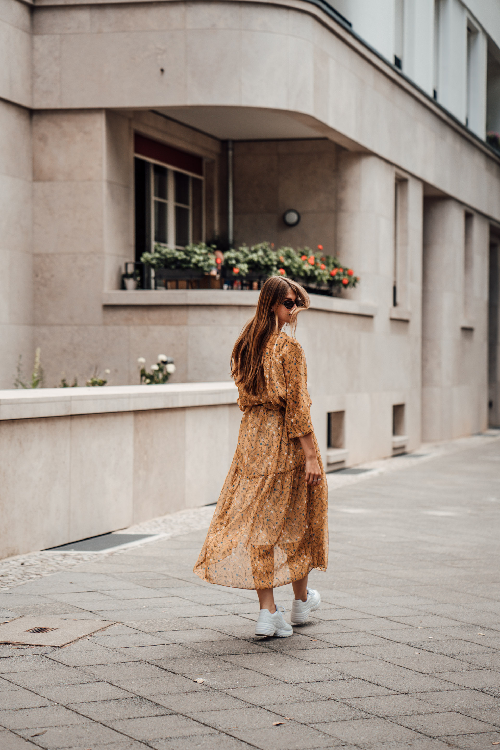 Fashion Week Outfit: yellow dress and ugly sneakers || Fashionblog Berlin