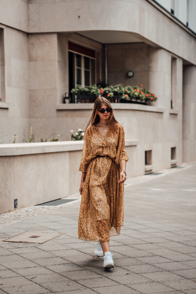 Fashion Week Outfit: yellow dress and ugly sneakers || Fashionblog Berlin