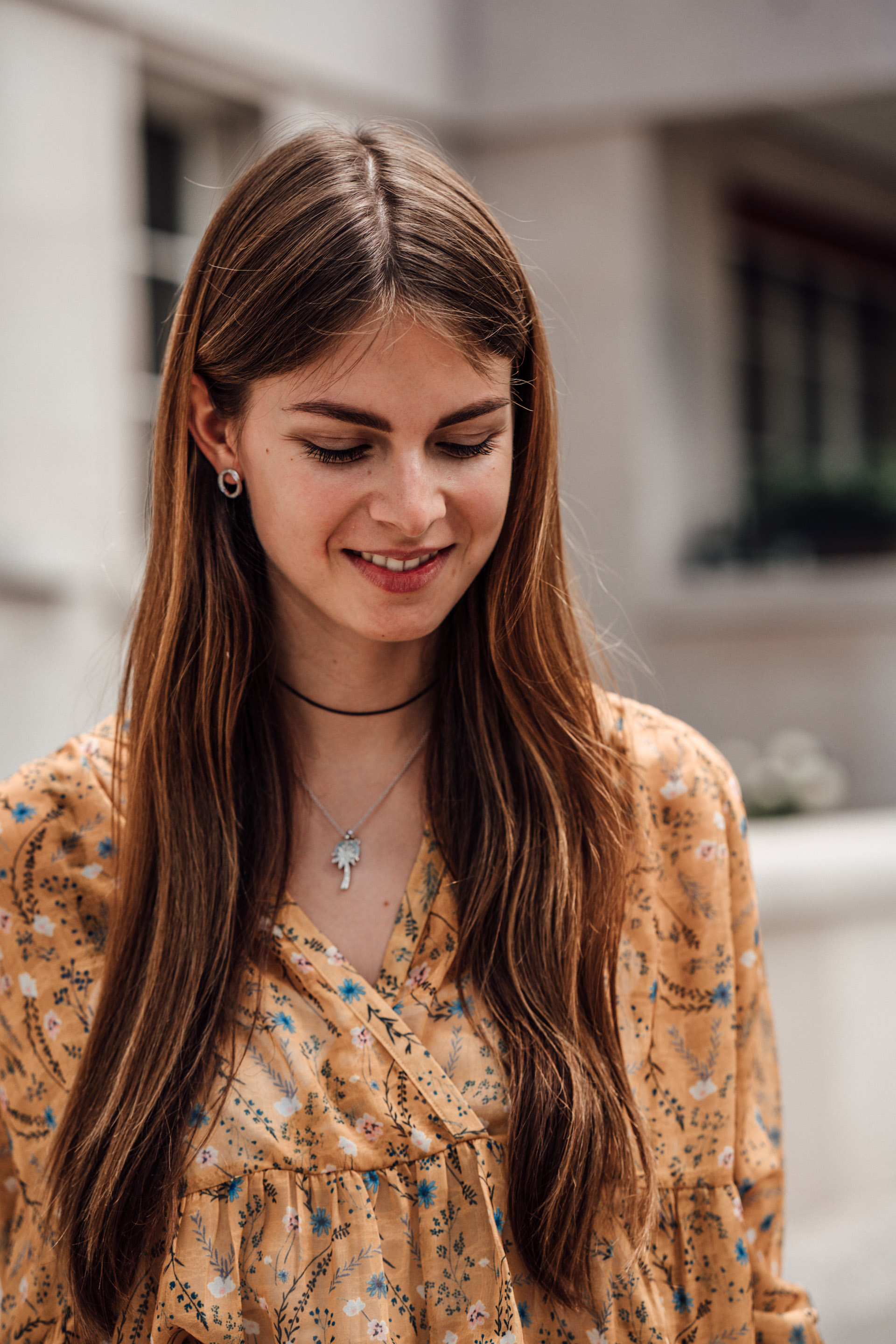 Fashion Week Outfit: yellow dress and ugly sneakers || Fashionblog Berlin