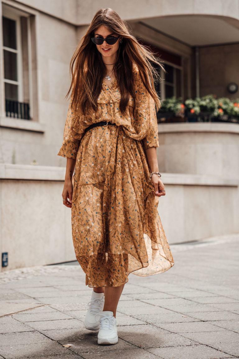 Fashion Week Outfit: yellow dress and ugly sneakers || Fashionblog Berlin