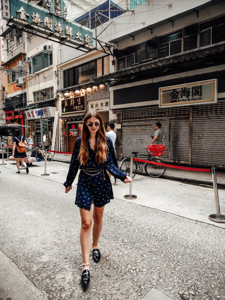 hong-kong-travel-outfit-shirt-dress-and-chain-belt-fashionblog-berlin