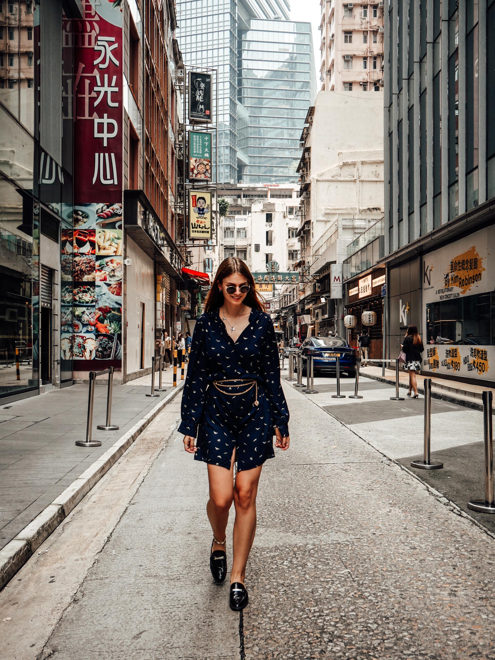 Hong Kong Travel Outfit Shirt Dress And Chain Belt Fashionblog Berlin 3130