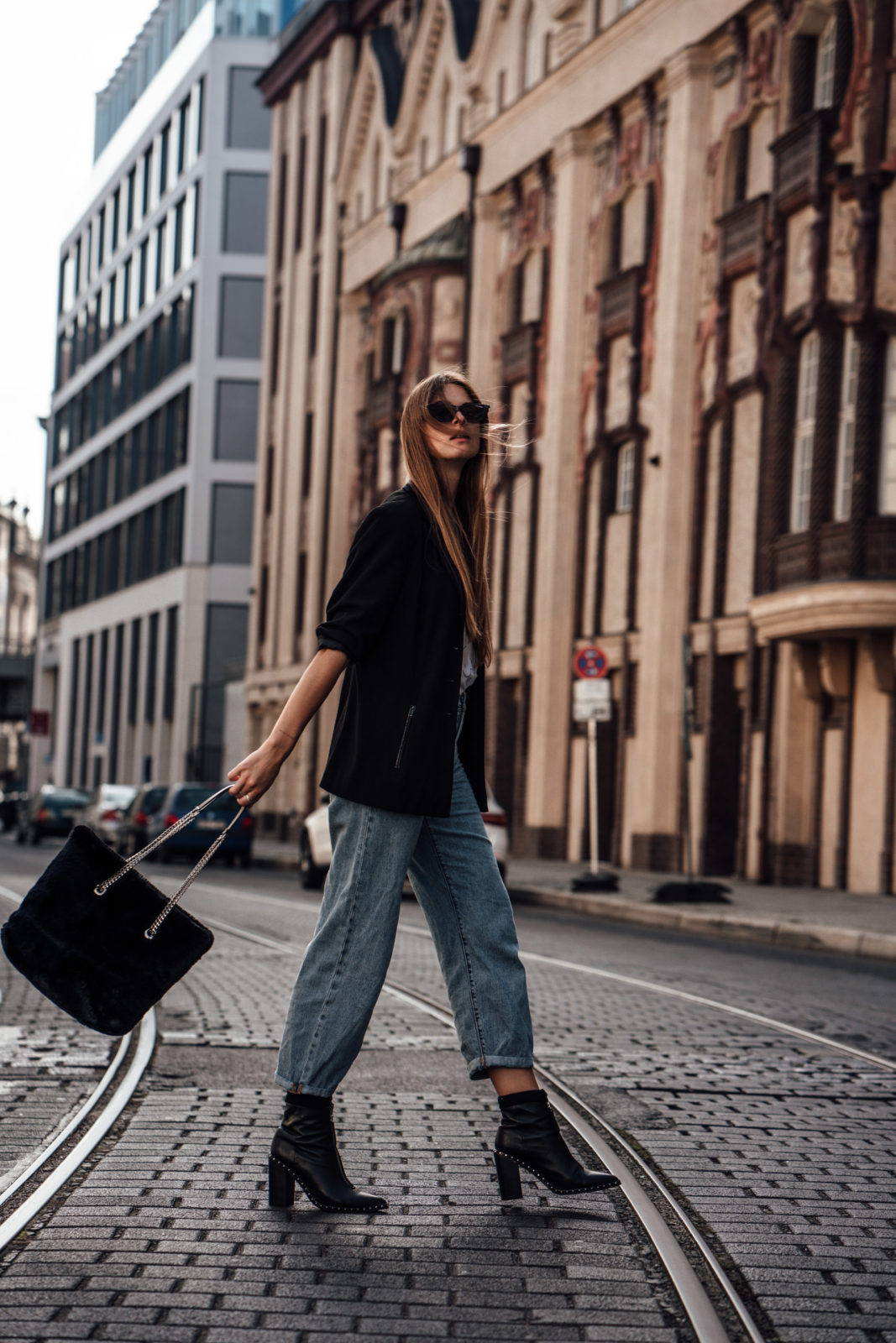 Casual Chic Autumn Outfit: Baggy Pants and Blazer || Fashionblog Berlin