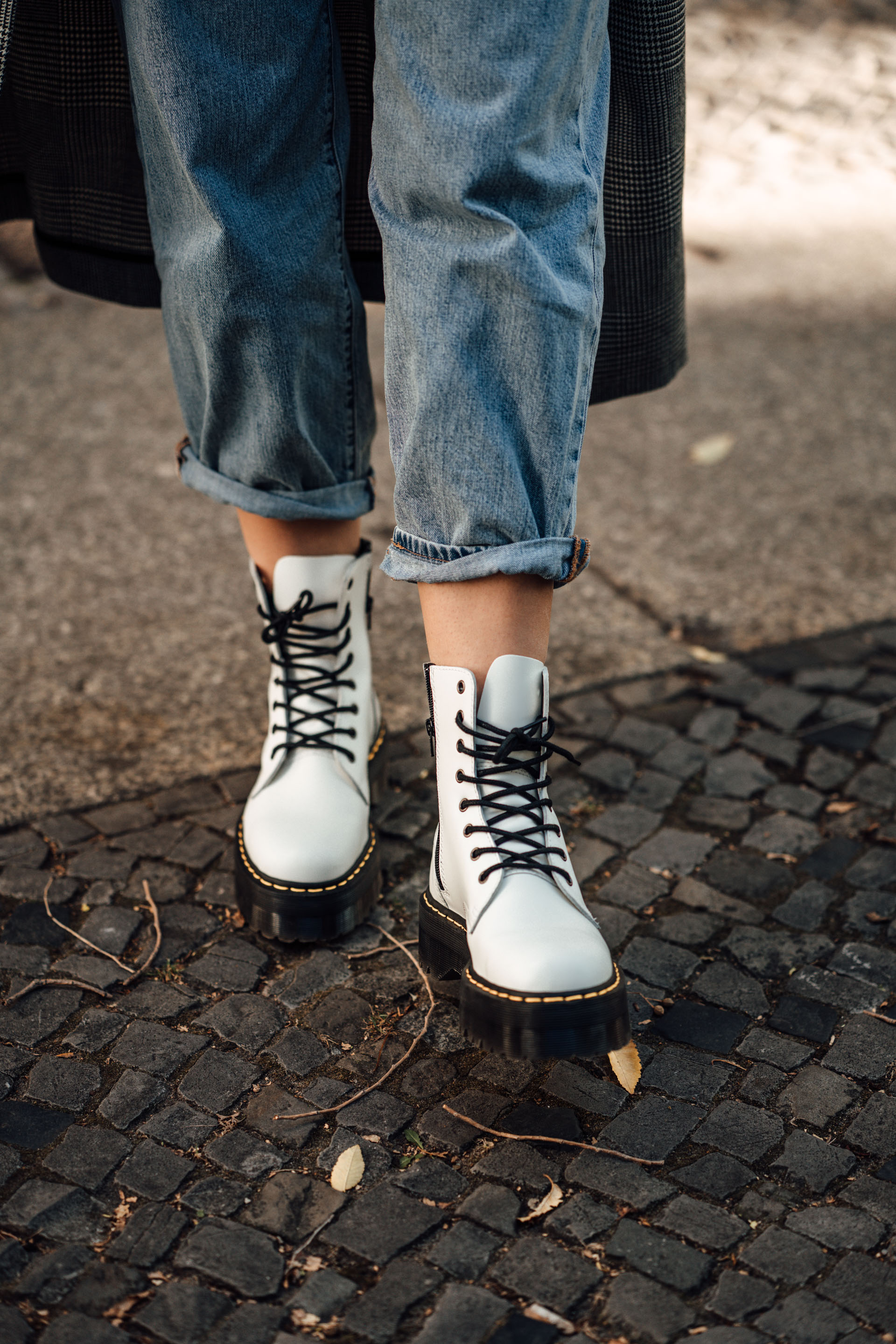 Autumn Outfit: White Boots, Baggy Jeans and Checked Coat || Fashionblog