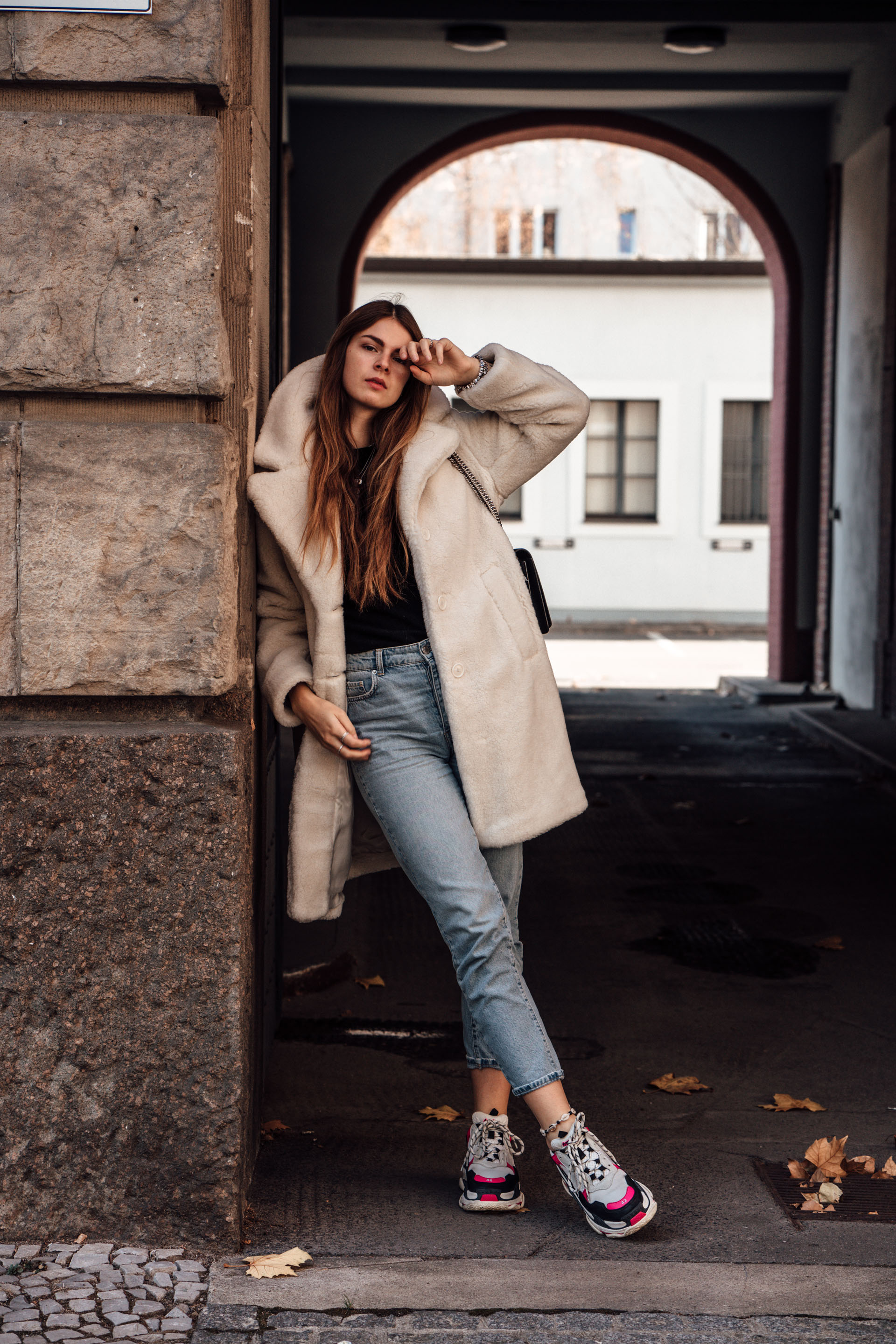 Winter Outfit with Teddy Coat and Ugly Sneakers || Fashionblog Berlin