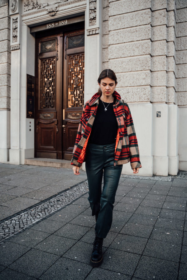 My Outfit with a Lumber Jacket and Leather Pants || Fashionblog Berlin