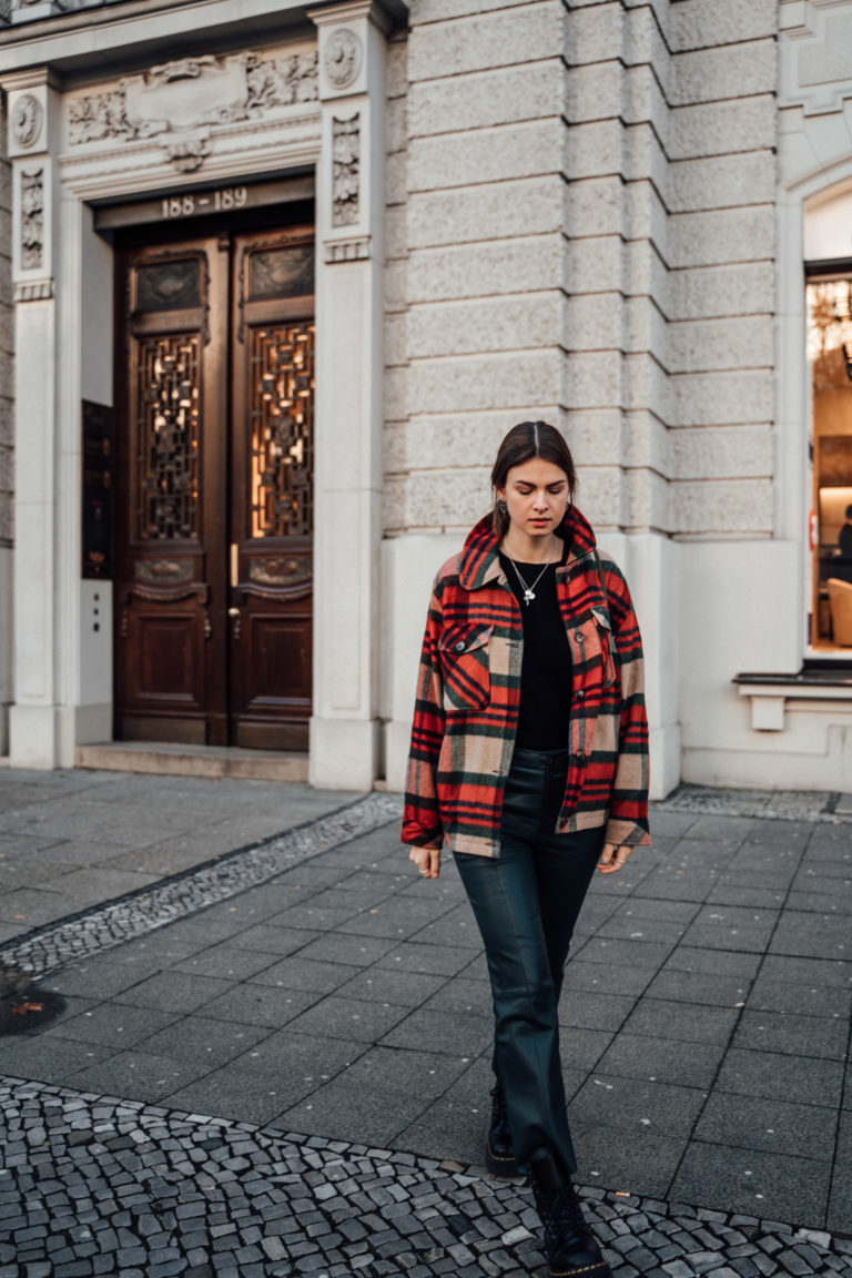 My Outfit with a Lumber Jacket and Leather Pants || Fashionblog Berlin
