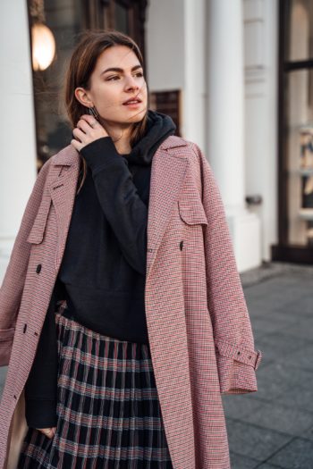 Casual Chic Winte Style: Pleated Skirt and Cowboy Boots