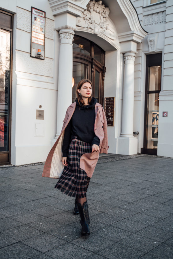 Casual Chic Winte Style: Pleated Skirt and Cowboy Boots