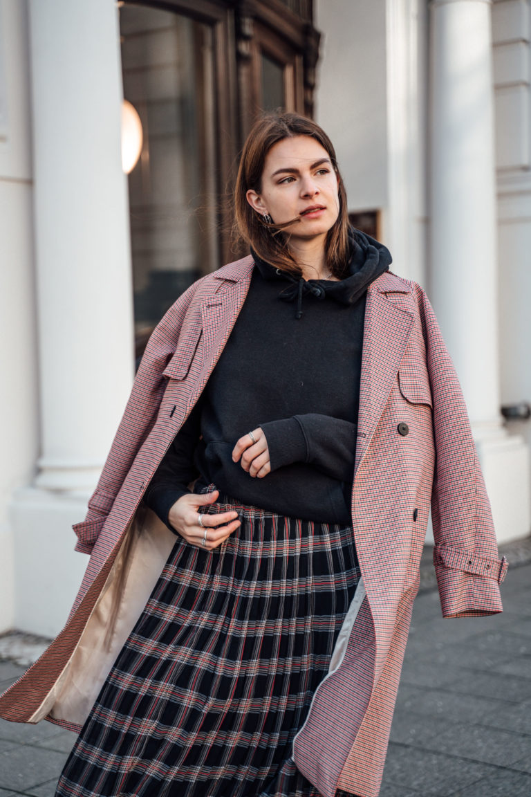 Casual Chic Winte Style: Pleated Skirt and Cowboy Boots