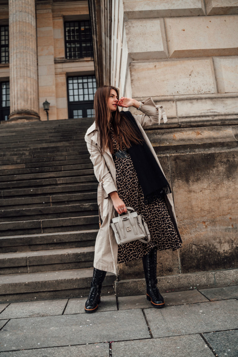 How I style a midi dress with knee-high boots in winter || Fashionblog