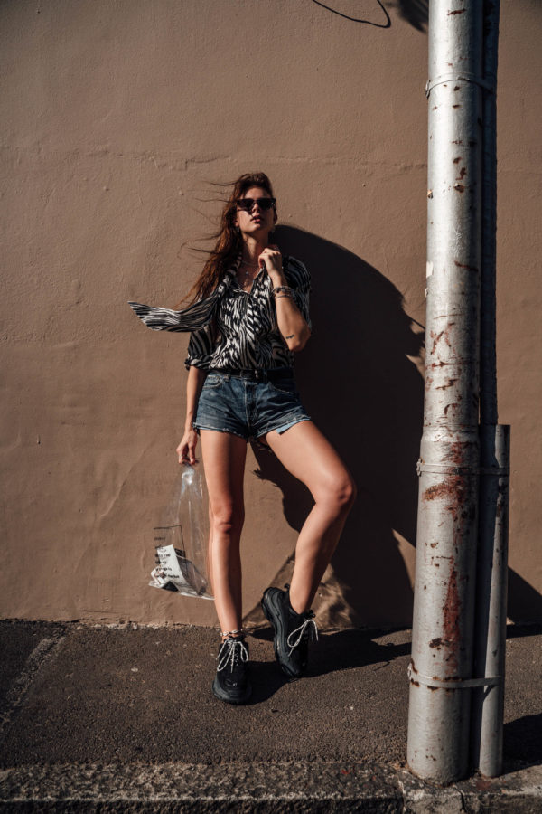 Bluse mit Denim Shorts kombiniert