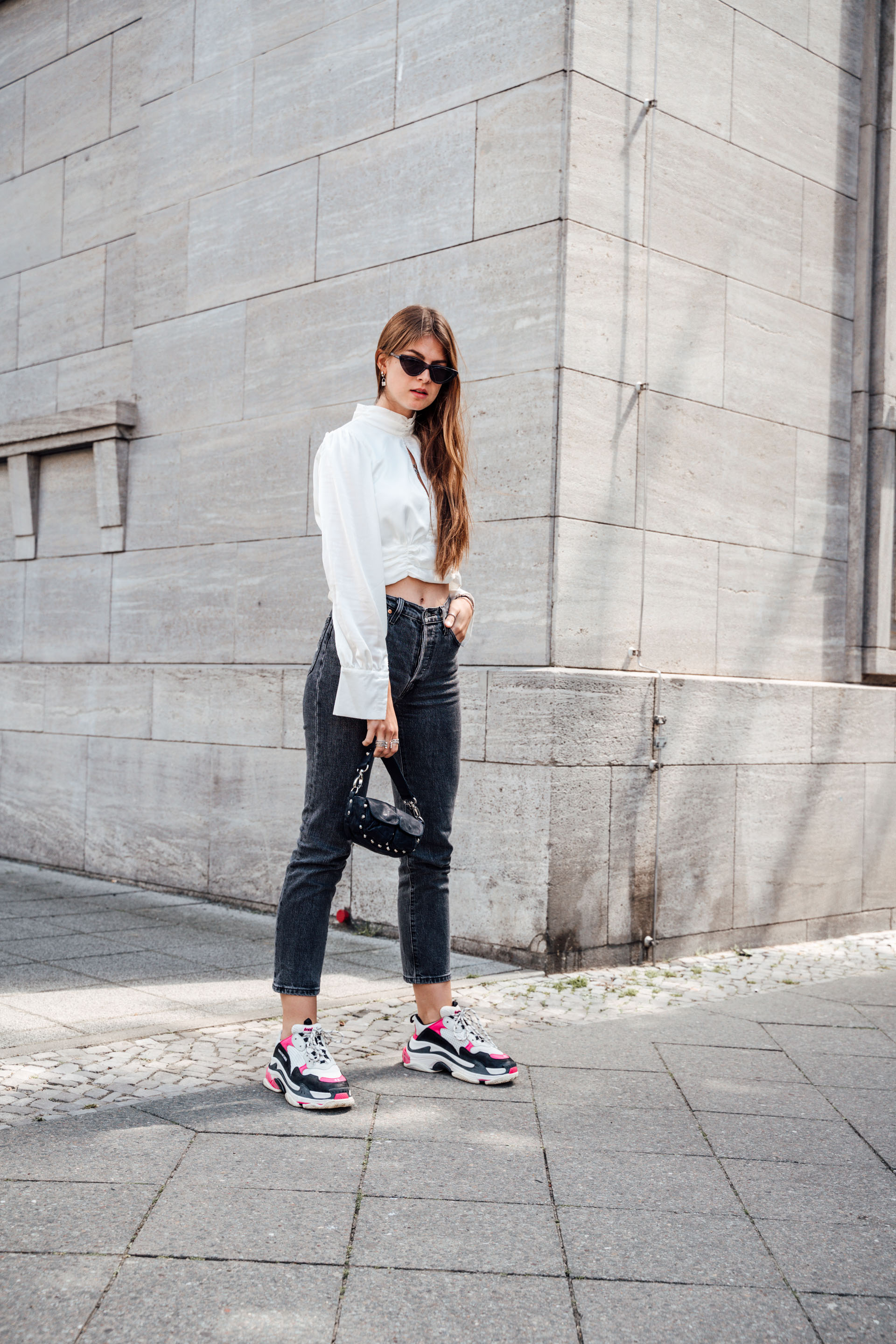 Styling a satin blouse in a casual way || Fashionblog Berlin