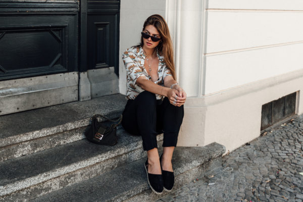 Casual Outfit: black pants and shirt with floral print || Fashionblog