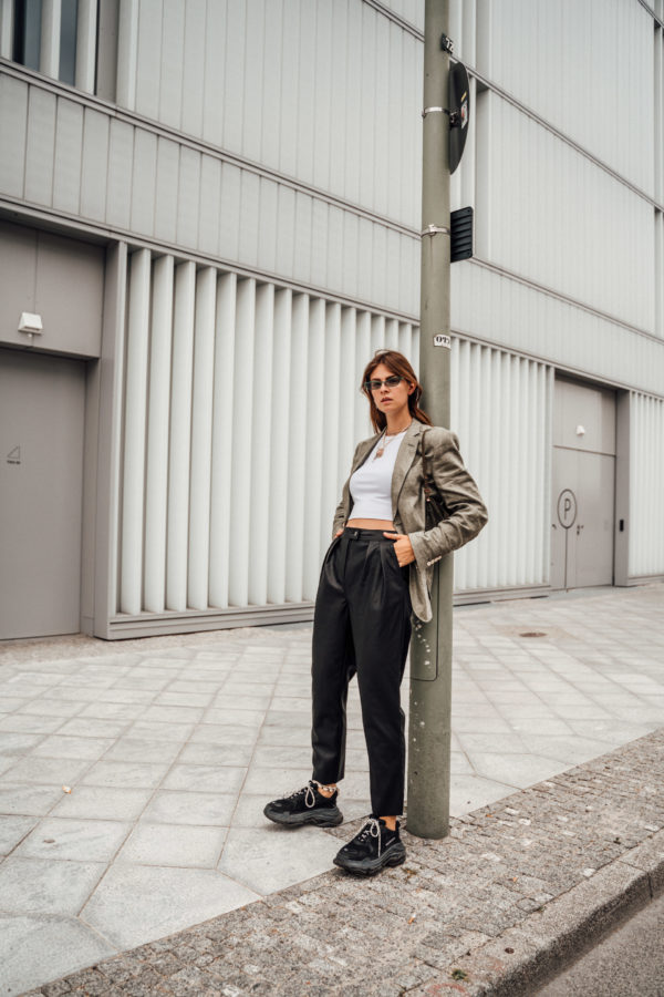 Faux Leather Pants combined with Boyfriend Blazer // Fashionblog Berlin