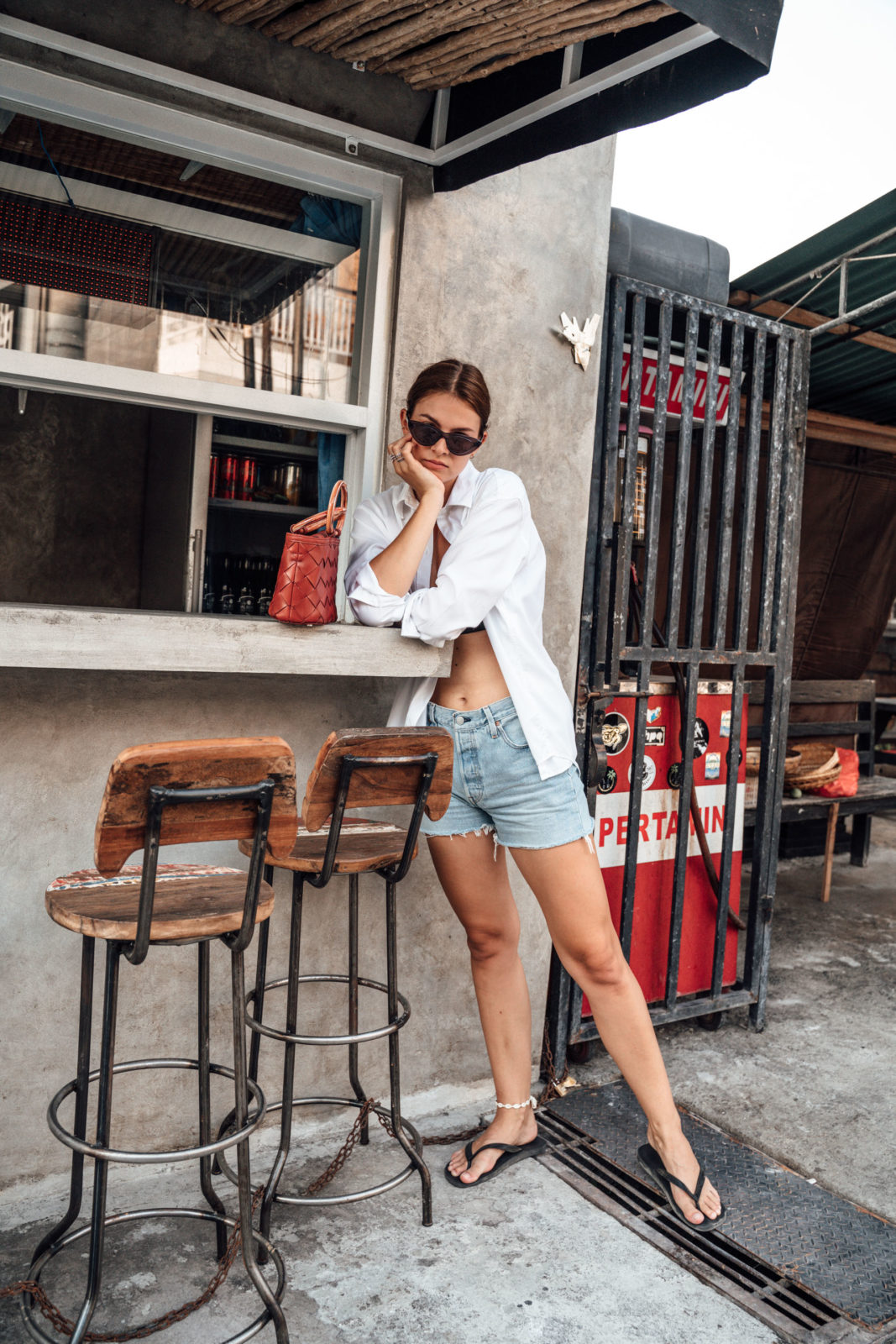 Combining a white shirt with a bikini top in Bali || Fashionblog Berlin